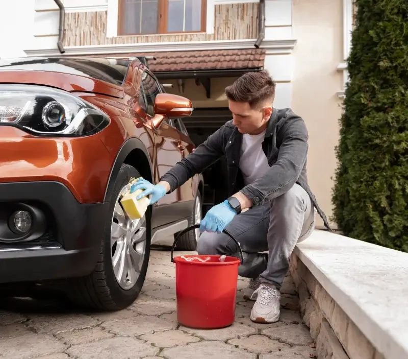 Lavage auto à domicile Fleury-sur-Andelle : professionnel intervenant sur un véhicule